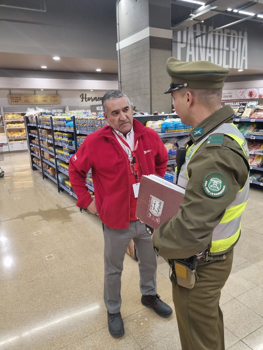 carabprandes's tweet photo. #LoBarnechea: @Carabdechile de la 53ª Comisaría realizan fiscalización al interior de locales comerciales con la finalidad de promover la seguridad y prevenir la comisión de ilícitos.
#LaPrevenciónEsNuestraEsencia https://t.co/Qzbv0cDqXh