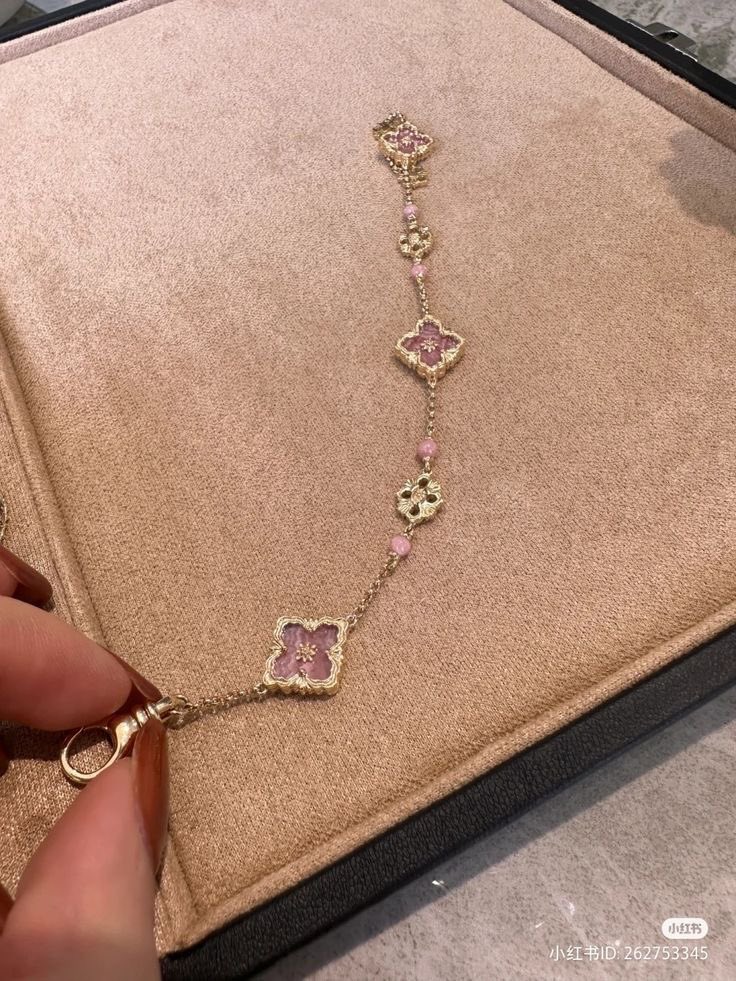 untitledallure's tweet photo. Van cleef bracelet https://t.co/qkLLnY8RvM