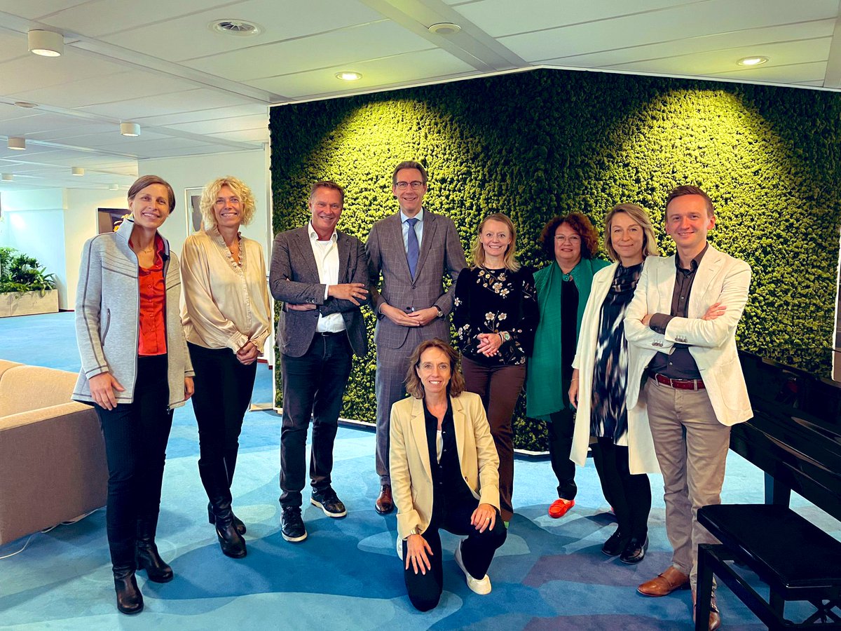 Prettige kennismaking met de RvT van #StichtingNationaleBoomfeestdag met wethouder <a href="/FloortjeGordon/">Floor Gordon</a>. Voorbereidingen voor landelijke viering van de <a href="/Boomfeestdag/">Boomfeestdag</a> op 15 nov in <a href="/Gem_Amstelveen/">Gemeente Amstelveen</a> zijn in volle gang. Samen gaan we er een geweldige dag van maken! #Opgroeienmetbomen.