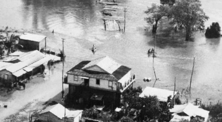 FernandezRavelo's tweet photo. A 60 años del hurac��n Flora

4 de octubre de 1963 el  huracán Flora penetró en el extremo este de Cuba con vientos sostenidos de 160 km/h. Sus lluvias inacabables y vientos tempestuosos golpearon durante cinco días 63 mil kilómetros cuadrados del territorio oriental del país. https://t.co/CBUxloildU