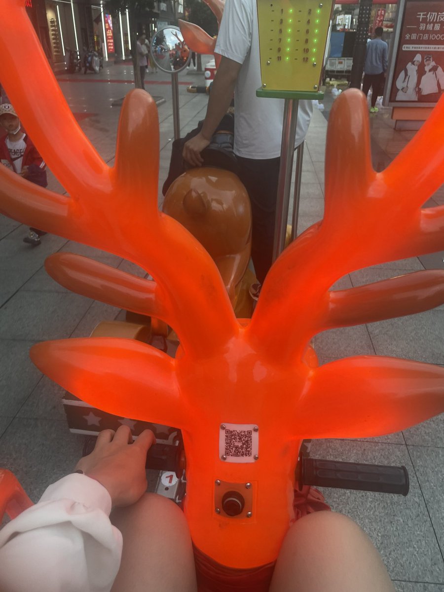 看到小火车👉坐上了小火车