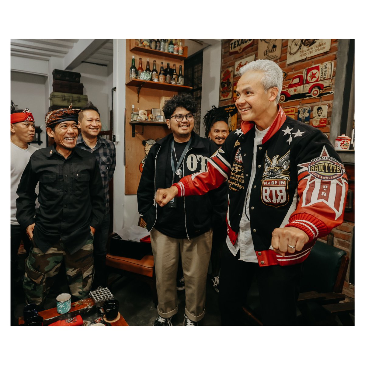 Sore ini senang sekali bisa ketemu dan ngobrol dengan seniman dan budayawan Jabar. Kang Budi Dalton, Kang Doel Sumbang, Mas Purwacaraka, Mbak Trie Utama, Mas Eddi Brokoli, Ronal Surapraja dan lain sebagainya. Dan alhamdulillah spirit kita sama bahwa Indonesia mesti memiliki