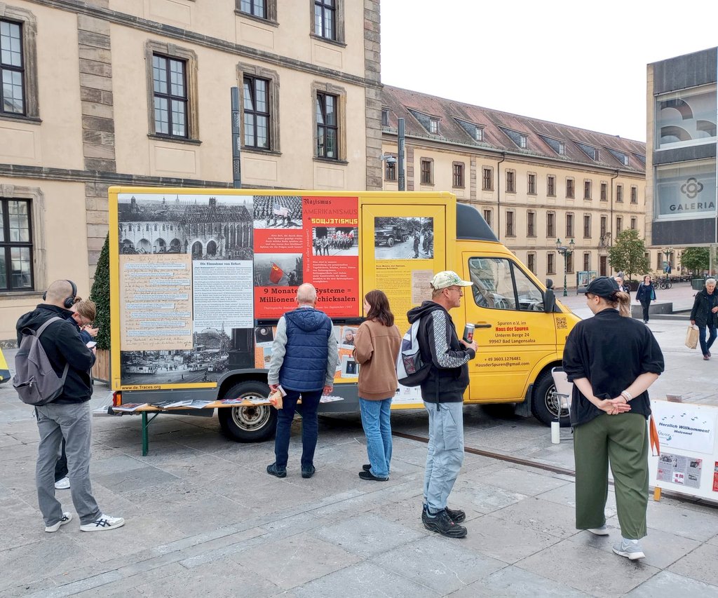 Katja_Ga's tweet photo. Heute ist der Erfurter Historiker Dr. Michael Luick-Thrams mit dem History Mobile und der #Ausstellung "9 Monate, 3 Systeme, Millionen Schicksale" auf dem Universitätsplatz in #Fulda https://t.co/0UxtQya0gT