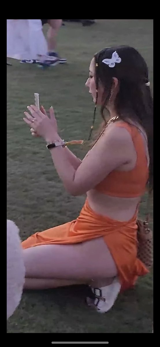 18goodstuff's tweet photo. Is it just me or does she has such good legs https://t.co/V6EMyubZFL