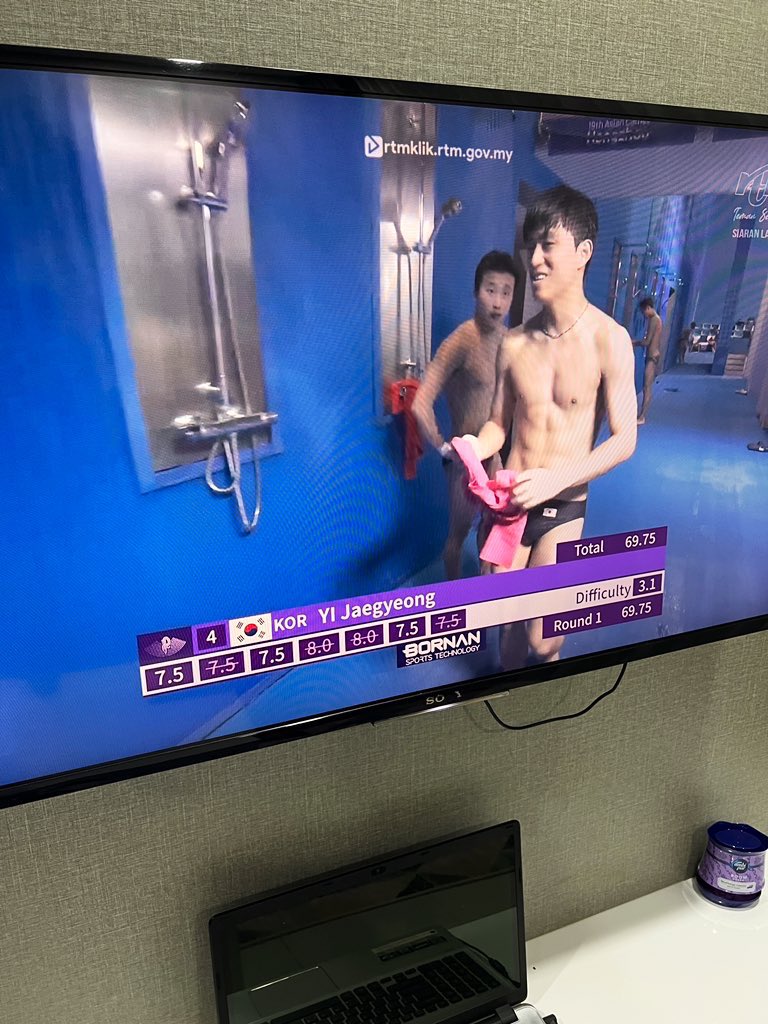 Cara kira markah. Ada 7 juri kan. Kiraan dia akan potong 2 markah paling tinggi dan 2 markah paling rendah. Lagi 3 yg korang nampak tak ada potong tu tambah semua  7.5+7.5+7.5=22.5 x difficulty 3.1=69.75 gitula geng. Sbb tu difficulty penting juga. Tapi acara synchro lain sikit.