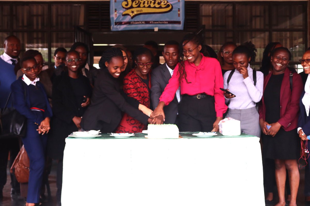 SchoolofLawKE's tweet photo. A Customer Service Week celebration is incomplete without a cake. Our ATP students marking the @CSW2023
#CSW2023
#ATPstudents https://t.co/CkUhQ5XcwQ