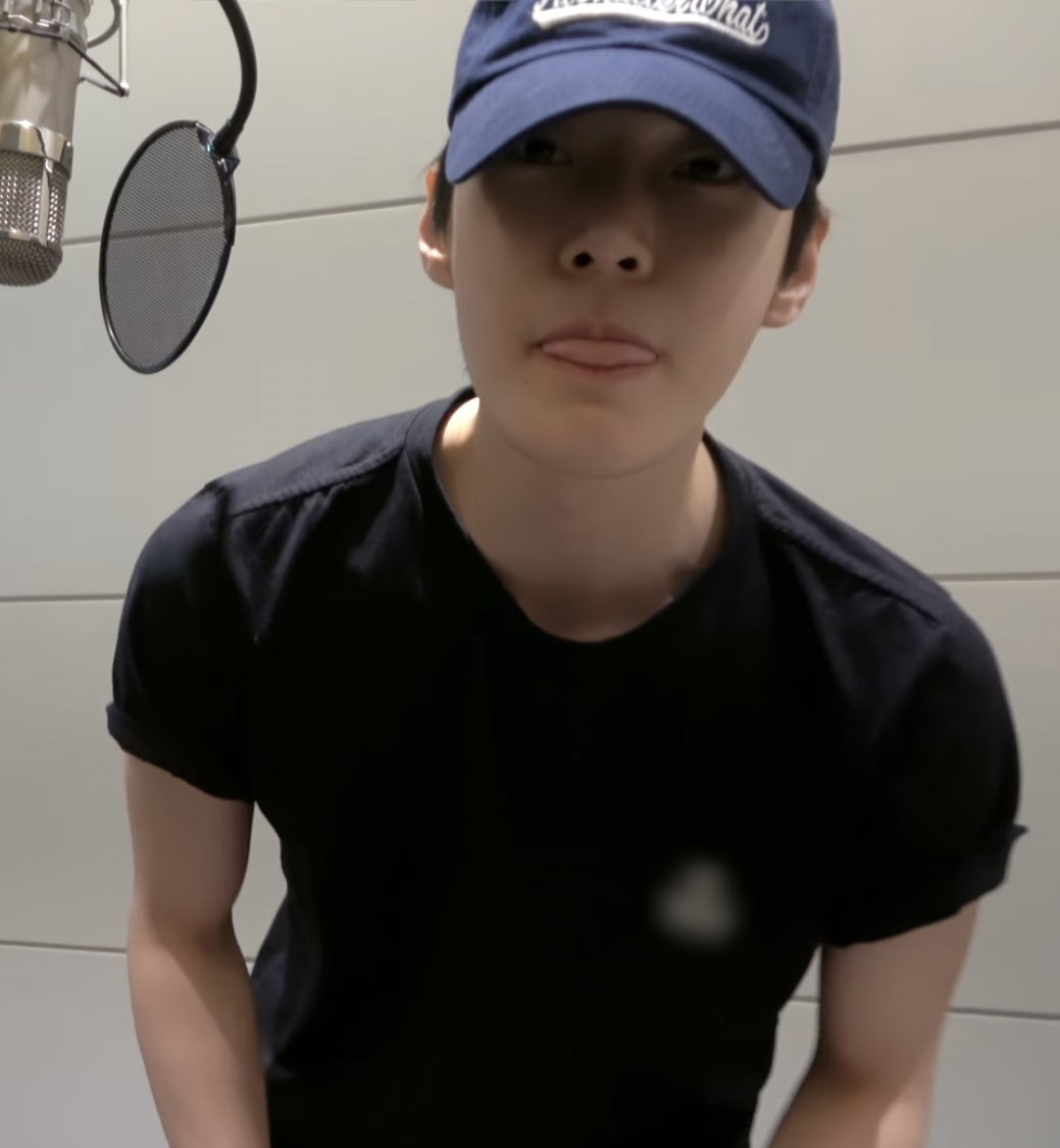 kdysource's tweet photo. doyoung in the recording booth @@ https://t.co/QYbdg4ttCh