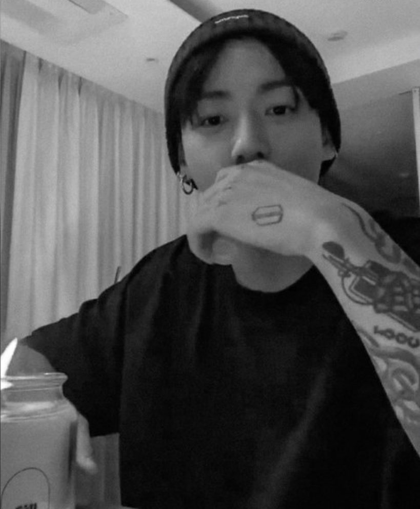 ○ ชอบผู้ชายมีรอยสัก
○ ชอบผู้ชายใส่ออลแบล็ค
◉ ชอบพี่จองกุก