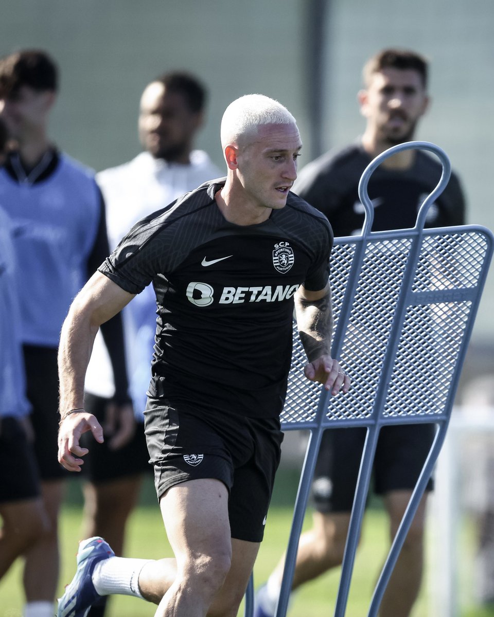 May I have your attention, please? 
Will the real <a href="/nunomsantos11/">Nuno Santos</a> please stand up? 😎🎶