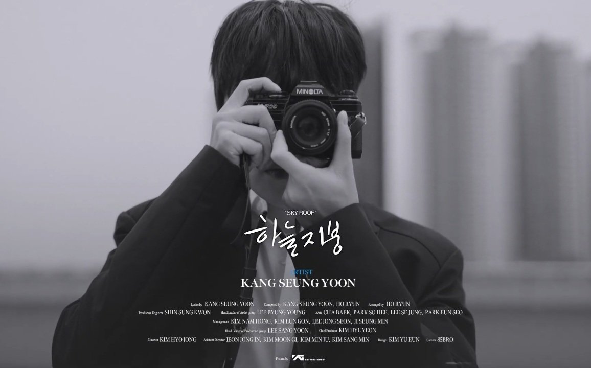 inquirersuper's tweet photo. WINNER'S Kang Seung-yoon, currently on hiatus fulfilling his military duties, surprises fans with the release of "Sky Roof," the song he composed for his first solo photo exhibit with the same name. 

The lyrics contain his perspective on why the sky is one of his favorite subjects as photographer Yooyeon (the name he uses as a photographer). 

Watch the special clip: 
https://t.co/FVfSoLizIX

#KangSeungYoon #강승윤
#하늘지붕 #SKYROOF