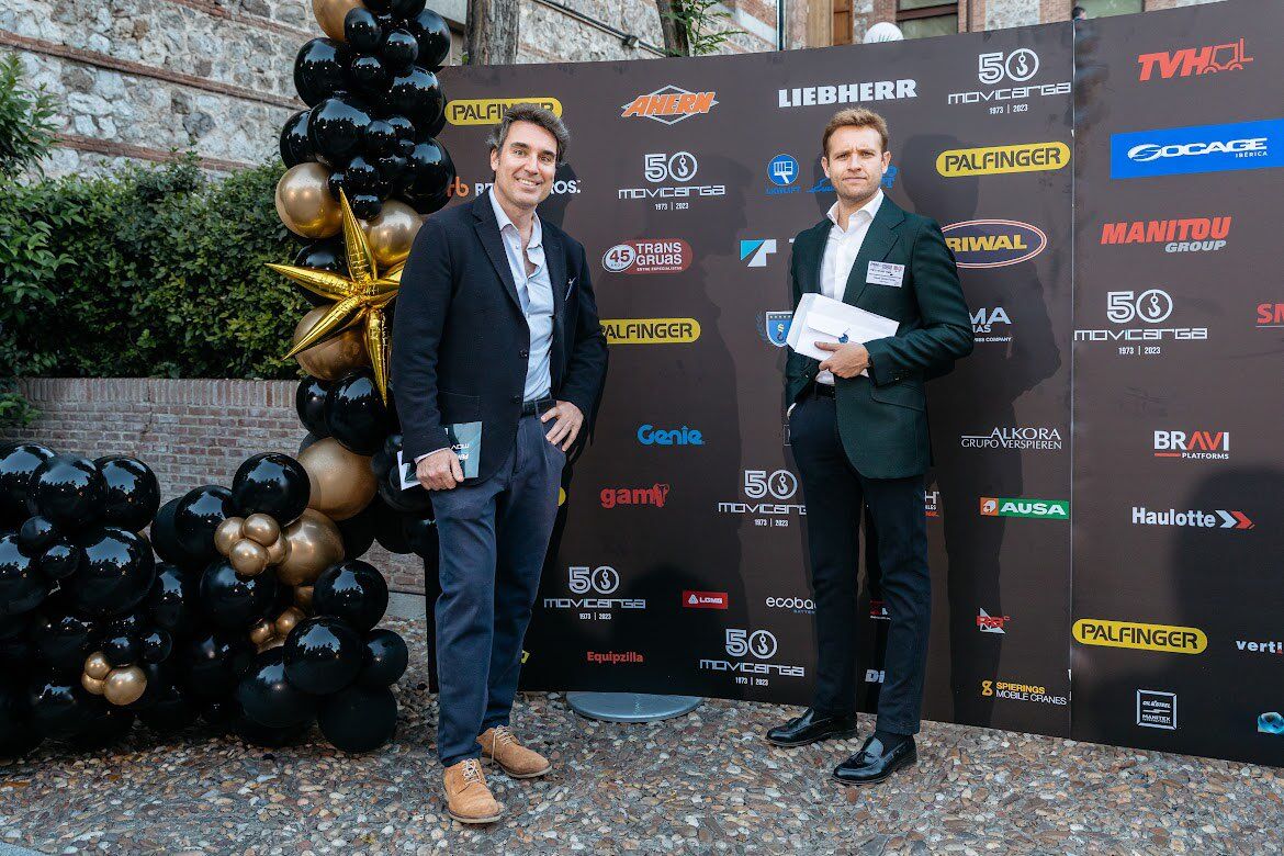equipzilla's tweet photo. Emocionados de haber sido parte del 50 aniversario de Revista @movicarga1. Comprometidos con soluciones innovadoras desde el principio. 
¡Gracias por apoyarnos en este evento especial! 🚀✨ #PremiosMovicarga #AniversarioMovicarga #ExcelenciaEnCargas #Movicarga2023 https://t.co/VRPIZxvbDM