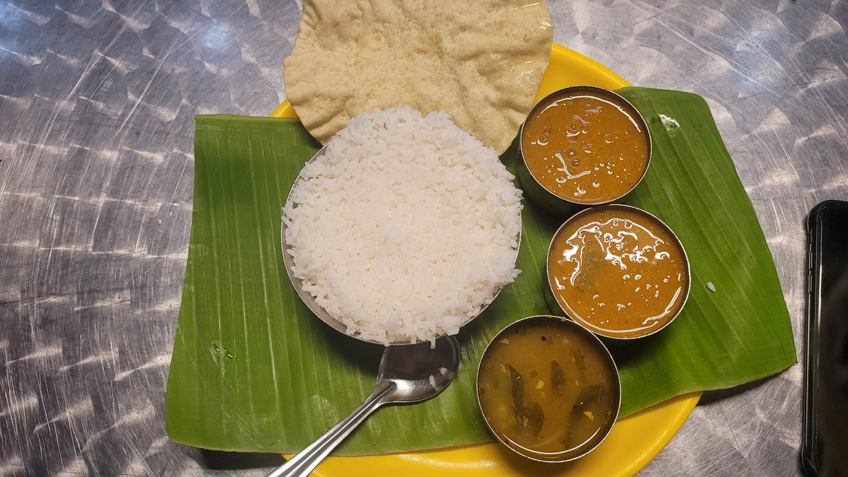 SimranS92614800's tweet photo. Lunch scenes
I hope I get used to South Indian food soon...

#lifeinbangalore
#Bangalore https://t.co/HYJeYpR4x2
