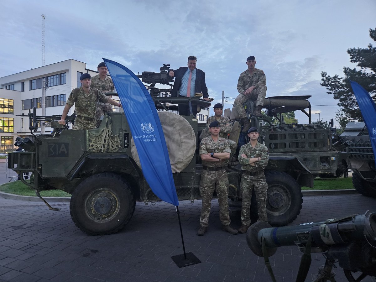 ukinpoland's tweet photo. Nie da się przegapić, kto jest krajem partnerskim @WarsawForum. Brytyjskie "Jackles" przed wejściem odwiedził @JSHeappey, @annietrev i cały brytyjski zespół obecny na #WSF2023 
@TheRoyalLancers
@BG_Poland_eFP https://t.co/RsFGNo4VKP