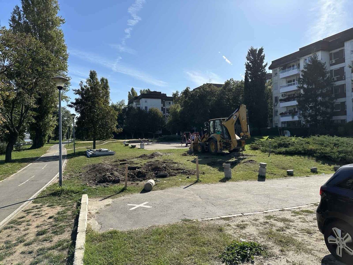 SaStaroGrada's tweet image. Betoniranje Beograda traje godinama. Zelene površine, parkovi u kojima se deca igraju i ljudi zastanu da se odmore, retke su oaze u sivilu betona i metala. Ne dozvolimo da nestanu. Na fotografiji se nalazi parkić na 25. maju. 

#Beograd #StariGrad #VladaSaStaroGrada