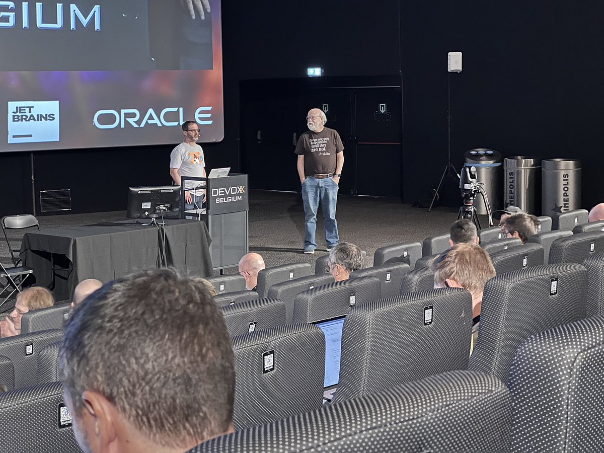 Quite a few empty seats. I guess quite a few #Devoxx attendees weren’t born when he invented <a href="/java/">Java</a>. Legend!!!