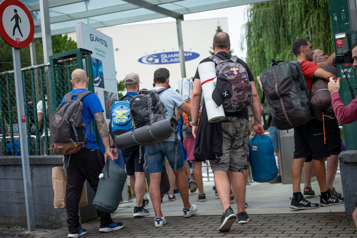 AiaraldeaGreba's tweet image. 🔴𝐀𝐃𝐈!🔴

🔊 Autoglas-Glavistako langileak lantegi barrura sartu dira, euren lanpostuen defentsan itxialdia egiteko

🔊 Los trabajadores de Autoglas-Glavista se han encerrado dentro de la fábrica en defensa de sus puestos de trabajo

Nola lagundu ahal diegu? 👇👇👇