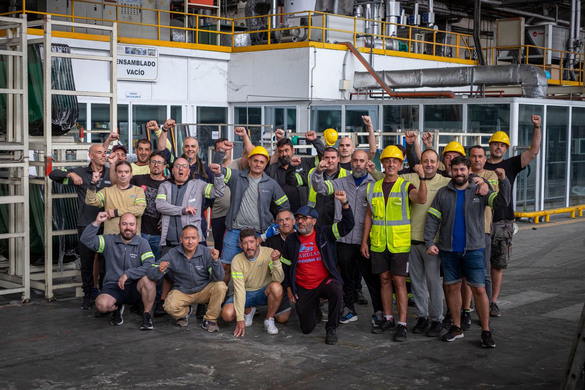 AiaraldeaGreba's tweet image. 🔴𝐀𝐃𝐈!🔴

🔊 Autoglas-Glavistako langileak lantegi barrura sartu dira, euren lanpostuen defentsan itxialdia egiteko

🔊 Los trabajadores de Autoglas-Glavista se han encerrado dentro de la fábrica en defensa de sus puestos de trabajo

Nola lagundu ahal diegu? 👇👇👇