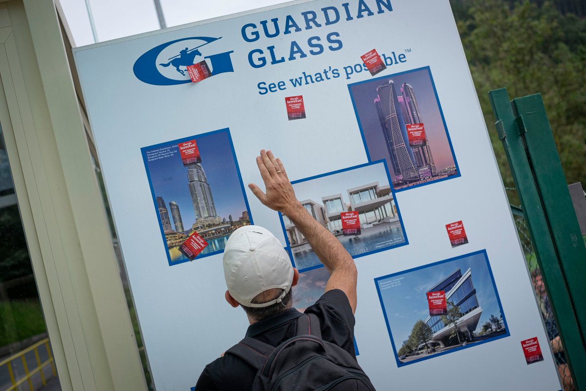 AiaraldeaGreba's tweet image. 🔴𝐀𝐃𝐈!🔴

🔊 Autoglas-Glavistako langileak lantegi barrura sartu dira, euren lanpostuen defentsan itxialdia egiteko

🔊 Los trabajadores de Autoglas-Glavista se han encerrado dentro de la fábrica en defensa de sus puestos de trabajo

Nola lagundu ahal diegu? 👇👇👇