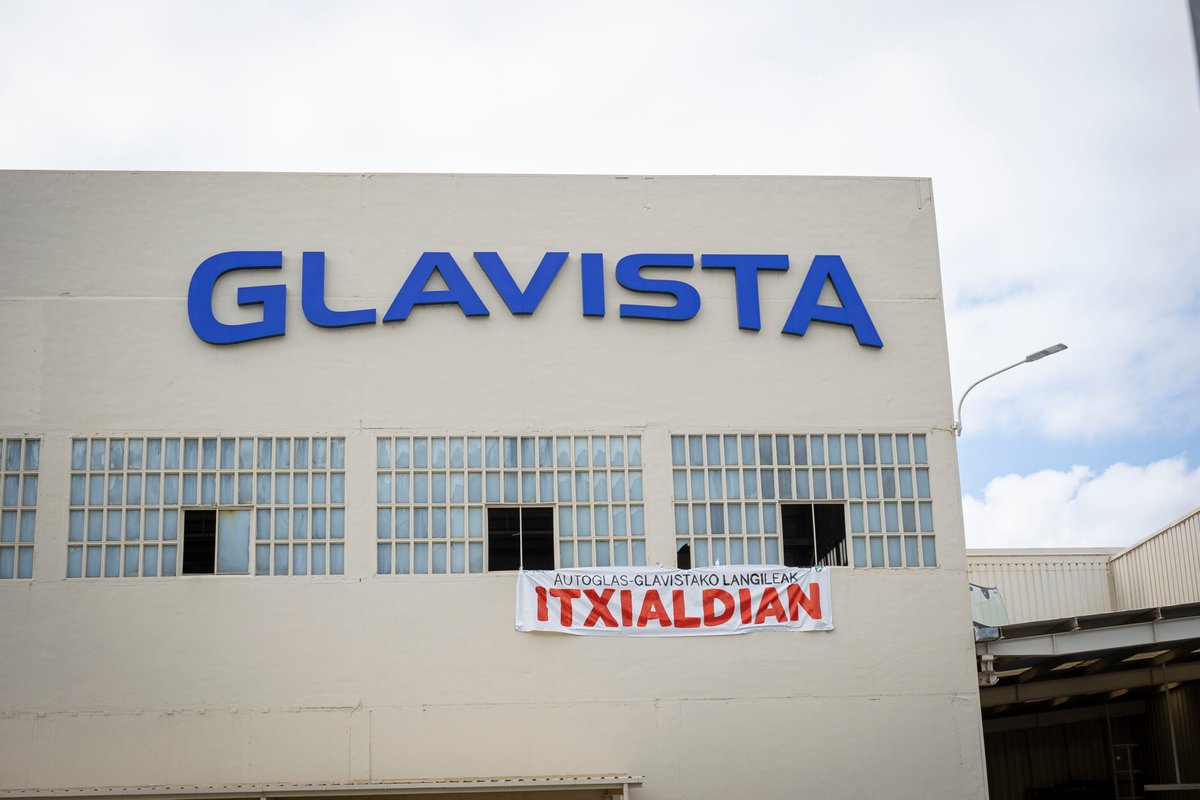 AiaraldeaGreba's tweet image. 🔴𝐀𝐃𝐈!🔴

🔊 Autoglas-Glavistako langileak lantegi barrura sartu dira, euren lanpostuen defentsan itxialdia egiteko

🔊 Los trabajadores de Autoglas-Glavista se han encerrado dentro de la fábrica en defensa de sus puestos de trabajo

Nola lagundu ahal diegu? 👇👇👇