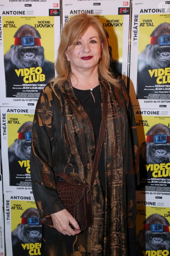CatherineJacob_'s tweet photo. 27.09.2023 : Catherine Jacob était à la générale de "Vidéo Club" au Théâtre Antoine. Pièce mise en scène par Jean-Louis Benoit et écrite par Sébastien Thiery. Sur scène, Yvan Attal et Noémie Lvovsky ont les rôles principaux. https://t.co/CRSM6MiKaY