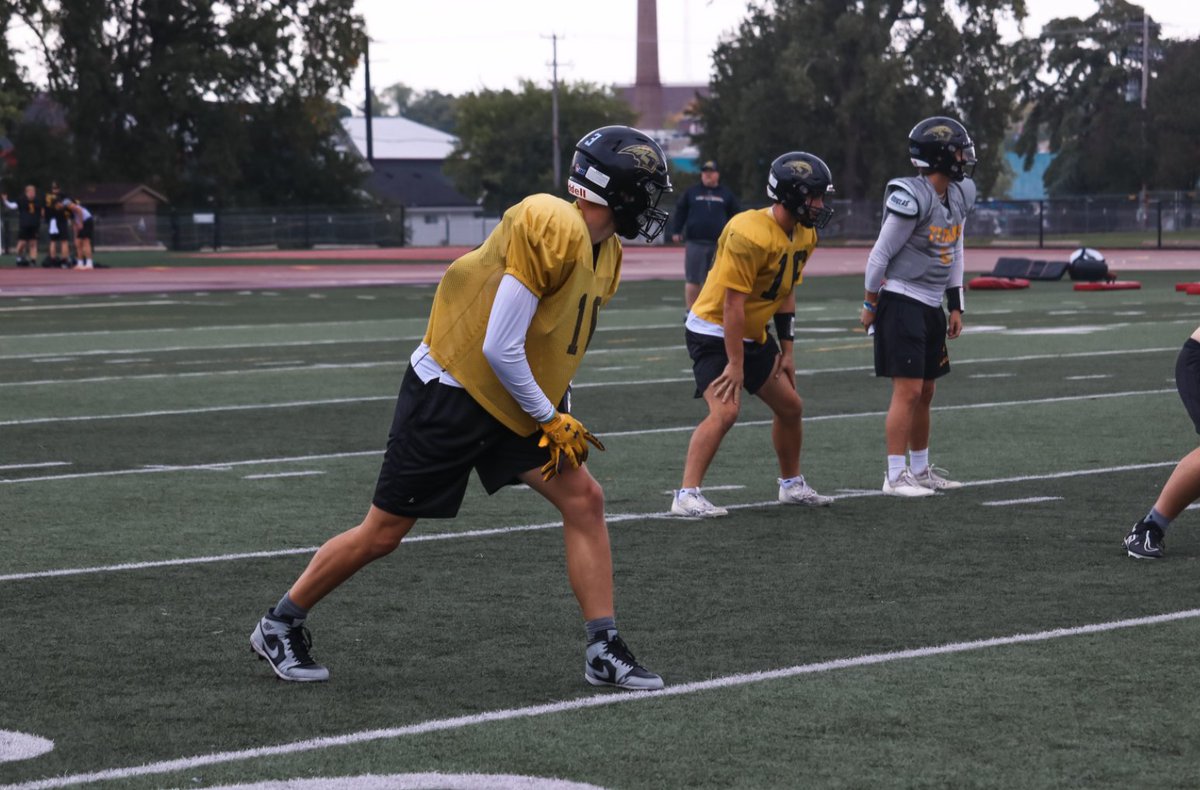 coachmaerob's tweet photo. It's #RideoutWednesday so I have to shout out to the freshmen @IzaiahCorrea, @HollowayKeyvon, and @natekking for surviving student-athlete life! Elementary school teacher by day and receiver by night Senior @JakeParsons has been taking these guys under his wing every day! https://t.co/Q0kbxOrPgg