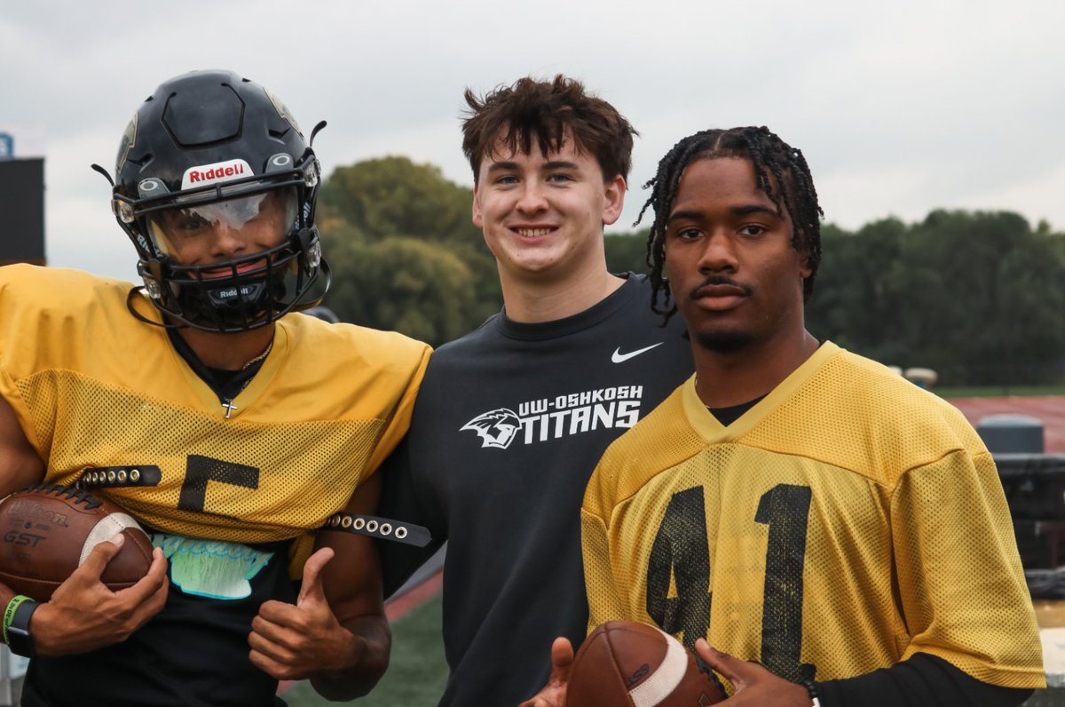 coachmaerob's tweet photo. It's #RideoutWednesday so I have to shout out to the freshmen @IzaiahCorrea, @HollowayKeyvon, and @natekking for surviving student-athlete life! Elementary school teacher by day and receiver by night Senior @JakeParsons has been taking these guys under his wing every day! https://t.co/Q0kbxOrPgg