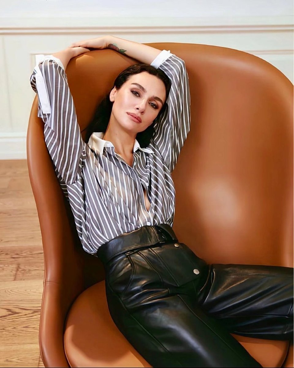 BrBirce's tweet photo. "Sempre adorei escrever ,tenho um diário desde adolescência
Amo ler e escrever pq é um método de reabilitação seriamente no meu desenvolvimento pessoal " 
#BirceAkalay 
#Instyle https://t.co/fbb2vWYLVp