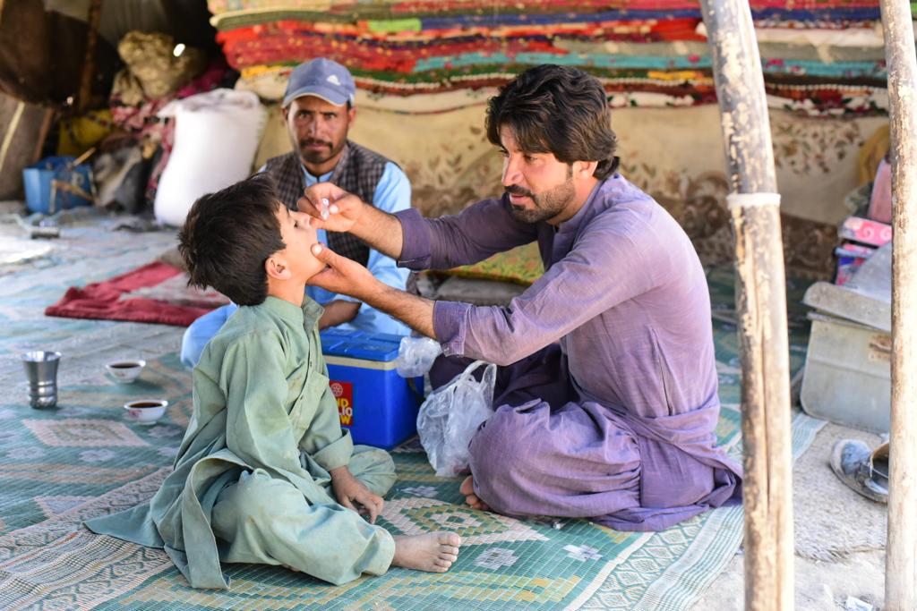 PakFightsPolio's tweet photo. یاد رکھیں❗
والدین کے لیے یہ جاننا انتہائی ضروری ہے کہ پولیو سے بچاؤ کے قطرے پلوانے کے بعد ہی بچوں کی انگلی پر ✏️ نشان لگوایا جائے کیونکہ بغیر ویکسین پلوائے لگایا جانا والا نشان بچے 👶🏻 کے مستقبل پر عمر بھر کے لیے سوالیہ نشان لگا سکتا ہے۔
#VaccinesWork #EndPolio https://t.co/BA7jazg3xE