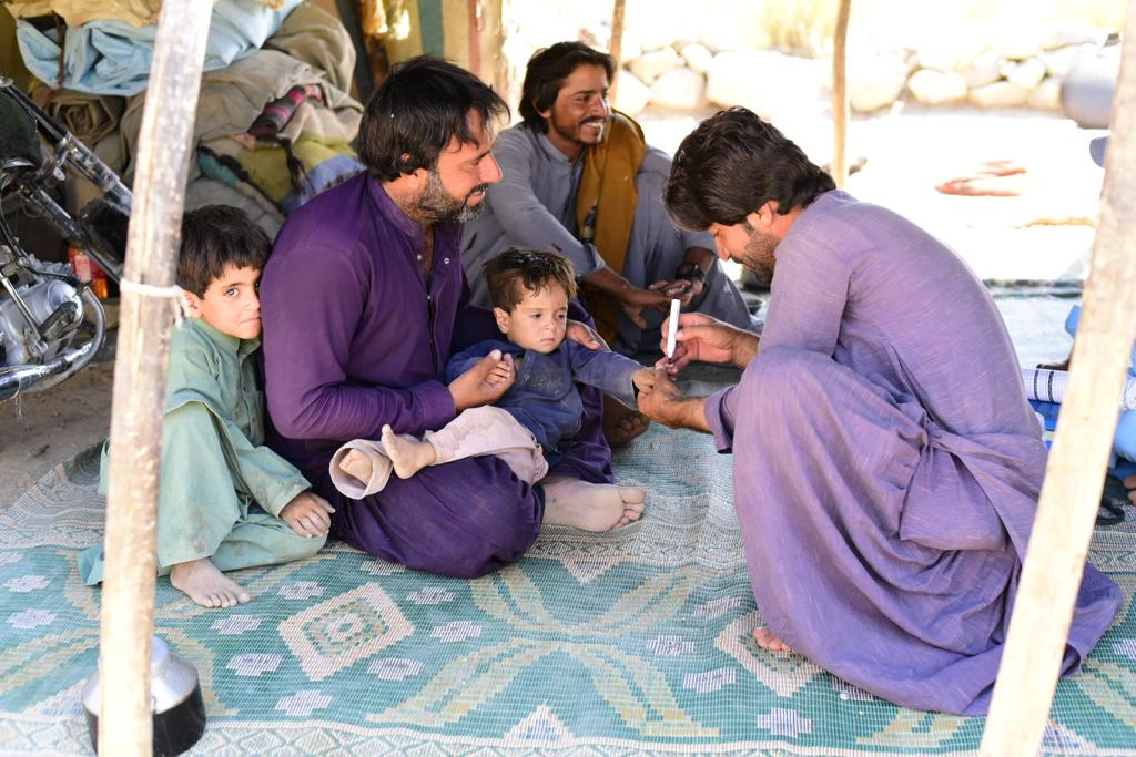 PakFightsPolio's tweet photo. یاد رکھیں❗
والدین کے لیے یہ جاننا انتہائی ضروری ہے کہ پولیو سے بچاؤ کے قطرے پلوانے کے بعد ہی بچوں کی انگلی پر ✏️ نشان لگوایا جائے کیونکہ بغیر ویکسین پلوائے لگایا جانا والا نشان بچے 👶🏻 کے مستقبل پر عمر بھر کے لیے سوالیہ نشان لگا سکتا ہے۔
#VaccinesWork #EndPolio https://t.co/BA7jazg3xE