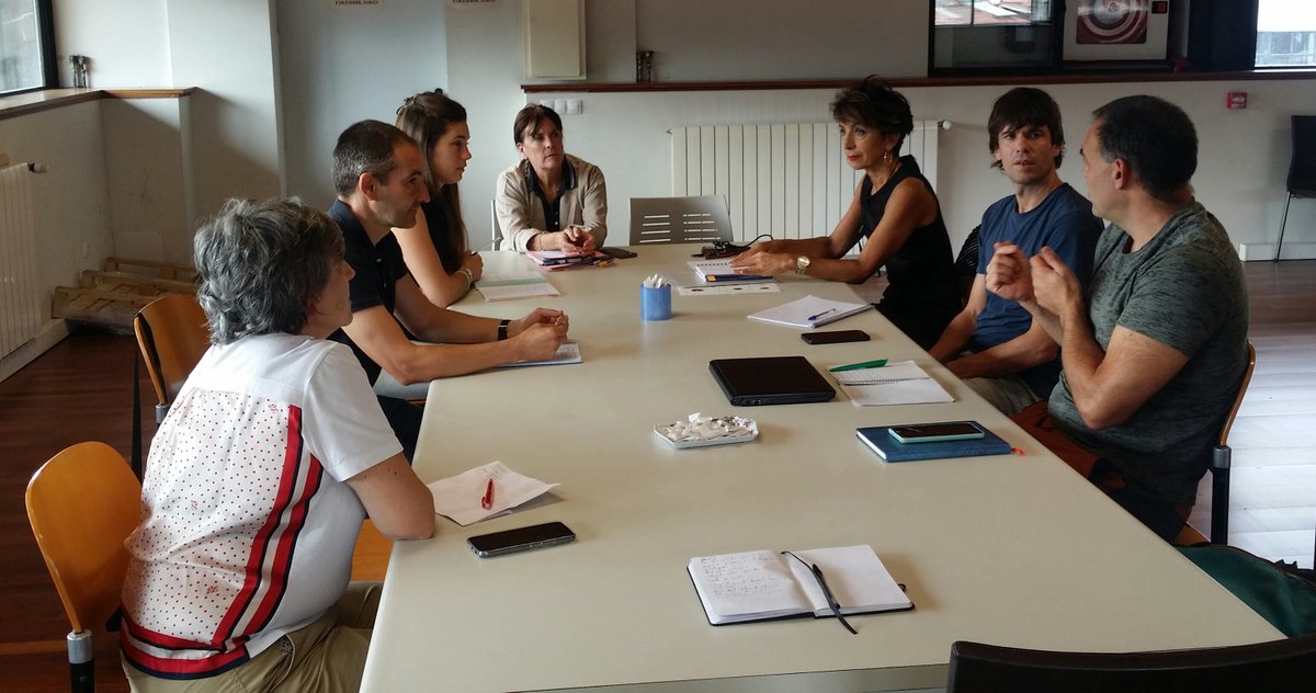 mugimenteuskadi's tweet photo. 🔴 (eu) @AzpeitikoUdala-ko ordezkariekin adostu dugu #JardueraFisikoa sustatzeko ekimenetan sakontzen jarraitzea, hala nola, #KOZ eta #Azpeitibili.
🔵 (es) Hemos abordado el fomento de la #ActividadFísica en #Azpeitia desde diferentes perspectivas junto a representantes locales. https://t.co/e5saqDFY8K