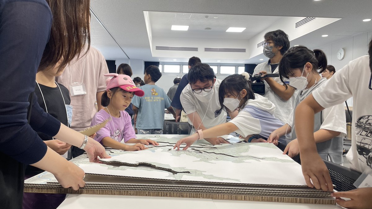 Toshimaen_Park's tweet photo. としまえん周辺の石神井川のつくりあげた地形を学ぶ「段ボールジオラマ防災授業」に参加しませんか？
10/22開催！参加者募集中です。
詳細は、申込みフォームから。
https://t.co/5M0SGkOGyY
写真は別の会場の事例です。
#段ボール #ジオラマ #立体地形 #探究学習 #石神井川 #としまえん #練馬区 #防災 https://t.co/U9zTn9zMac