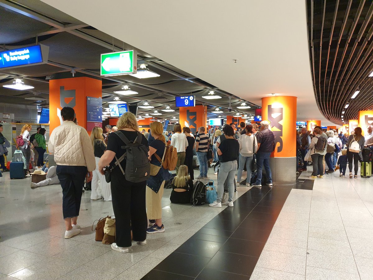 Was ist los am <a href="/dusairport/">Düsseldorf Airport</a> ? Menschen warten an alle  Gepäckbändern, aber keins läuft 🤷