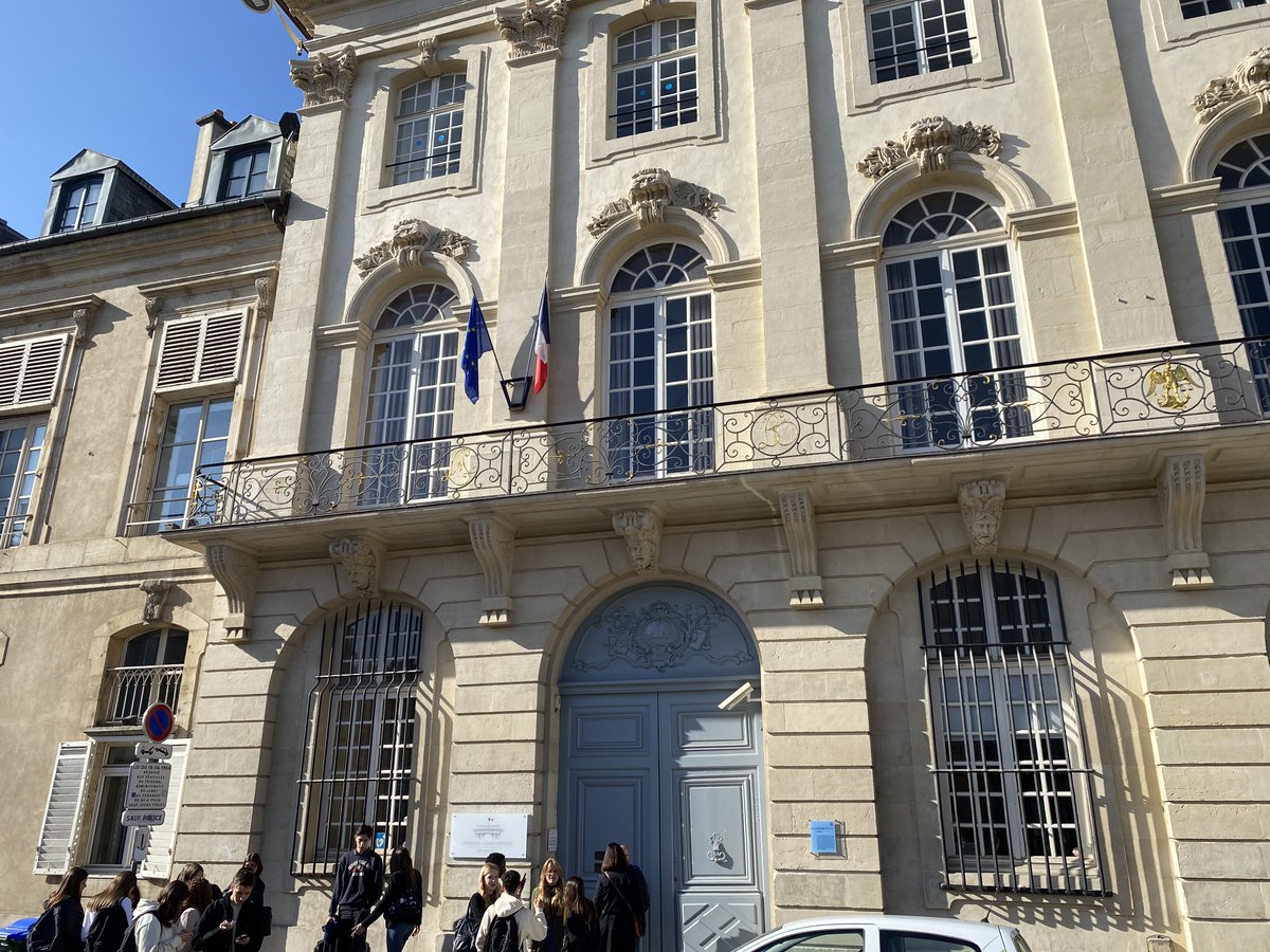 lamalgrange's tweet photo. Grâce à @LaNuitDuDroit , organisée dans toute la France, les élèves suivant l'option Droit et Grands Enjeux du Monde Contemporain ont assisté à des représentations d’audiences publiques fictives. Ces saynètes permettent de comprendre  la place du droit dans notre société. https://t.co/9hW7jrJEZl