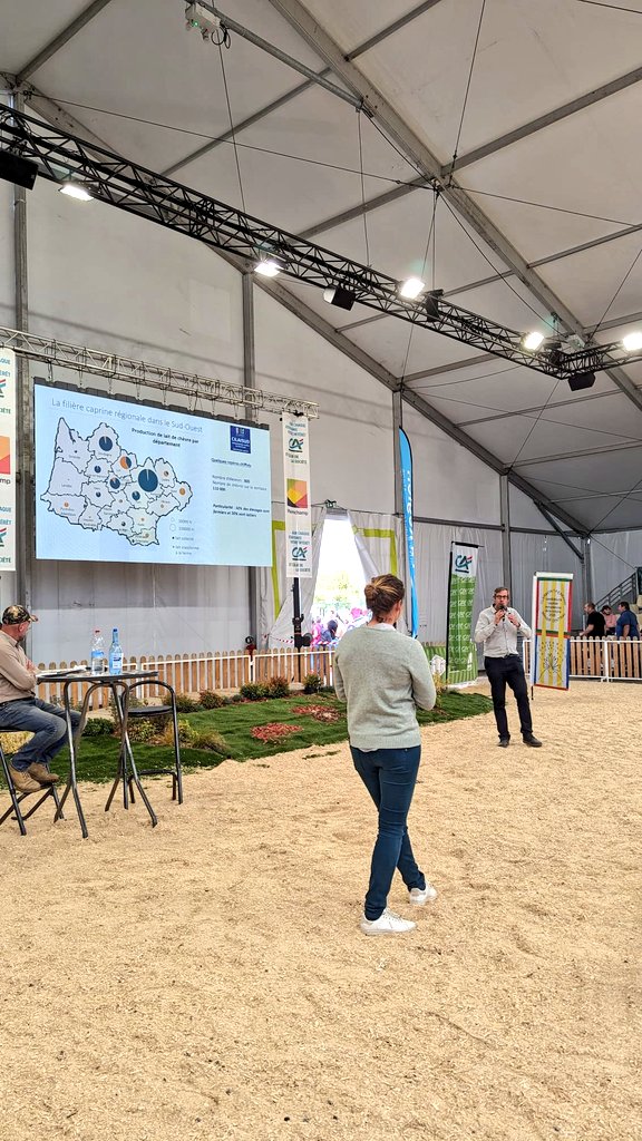 anicapfr's tweet photo. [Mercredi 4 octobre] au @SommetElevage
➡️Échanges entre Agrolab's et les éleveurs caprins sur le stand de l'#ANICAP suivit d'un pot convivial 
➡️Temps fort #caprin sur le ring dans le Hall 5 pour présenter la filière avec un focus sur l'Occitanie et les races de chèvre https://t.co/AbAaTkWk8i