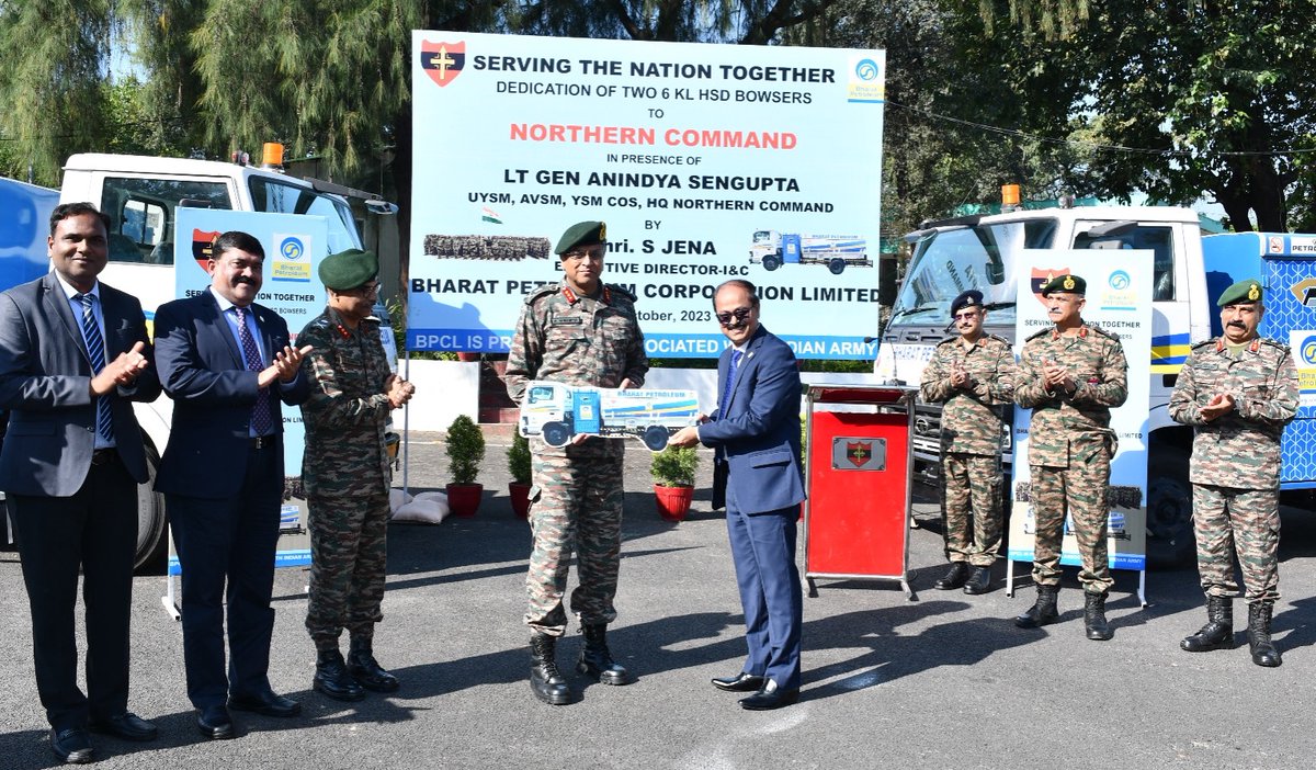 NorthernComd_IA's tweet photo. Civil Military Fusion
Shri Subikash Jena, Executive Director (I &C), Bharat Petroleum Corporation Limited (BPCL) formally handed over two 6 KL Fuel Bowsers to #LtGenAnindyaSengupta, #COS_NC. These Fuel Bowsers will enhance the speedy logistic build up of Fuel main grades across #Khardung La, #Ladakh.
#NorthernCommand
#NationBuilding
#AtmanirbharBharat
#BPCL
#IndianArmy