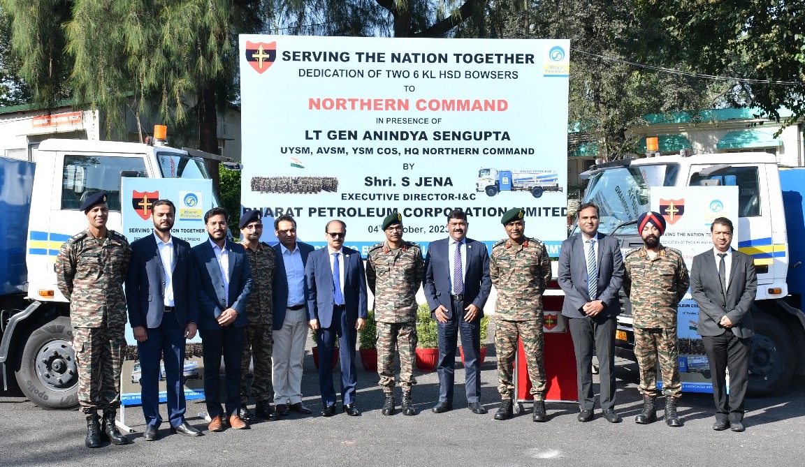 NorthernComd_IA's tweet photo. Civil Military Fusion
Shri Subikash Jena, Executive Director (I &C), Bharat Petroleum Corporation Limited (BPCL) formally handed over two 6 KL Fuel Bowsers to #LtGenAnindyaSengupta, #COS_NC. These Fuel Bowsers will enhance the speedy logistic build up of Fuel main grades across #Khardung La, #Ladakh.
#NorthernCommand
#NationBuilding
#AtmanirbharBharat
#BPCL
#IndianArmy