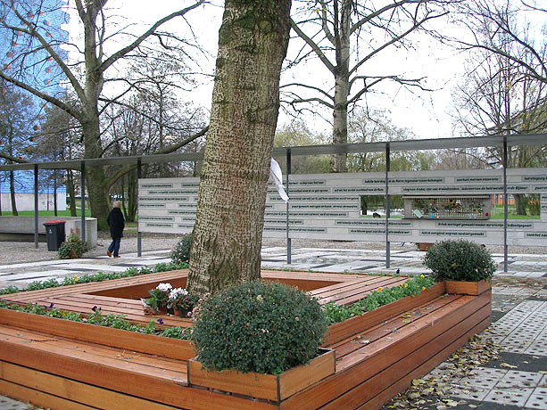 Het is vandaag 31 jaar geleden dat in Amsterdam Zuidoost een vrachtvliegtuig van de Israëlische luchtvaartmaatschappij El Al neerstortte. Nabestaanden en betrokkenen staan woensdagmiddag bij de ‘Boom die alles zag’ stil bij de Bijlmerramp.

Vandaag herdenken wij een beetje meer.