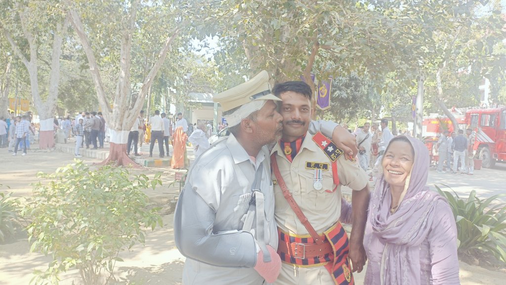 PawanJaglan143's tweet photo. Thankyou CM @mlkhattar sir....for this lovely moment Aaj apki Bina parchi bina kharchi Niti ki wjh Aaj mujhe apne Mummy Papa ka emotionally pyar Mila Jise hr koi pane ki ichha rkhta hai again Thankyou so much Sir @cmohry  #haryanapolice https://t.co/hsiG0qrpTl
