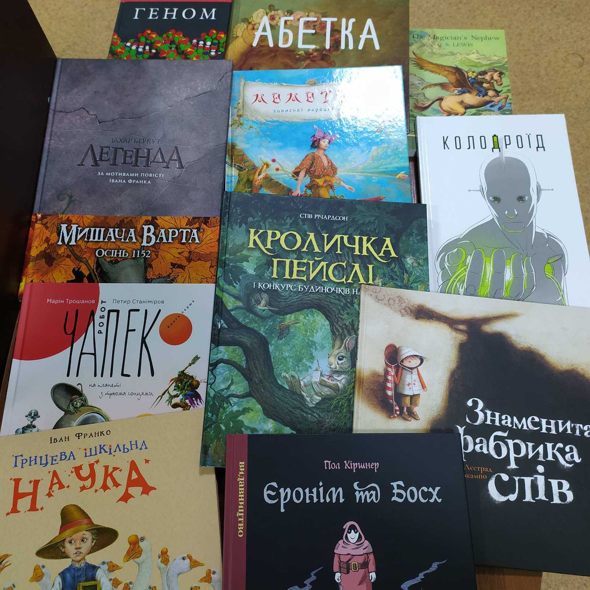 supportizyumlib's tweet photo. Величезна подяка @lesia_che за стільки чудових дарів для бібліотеки! 📚😍 https://t.co/XpKwGJzdzH