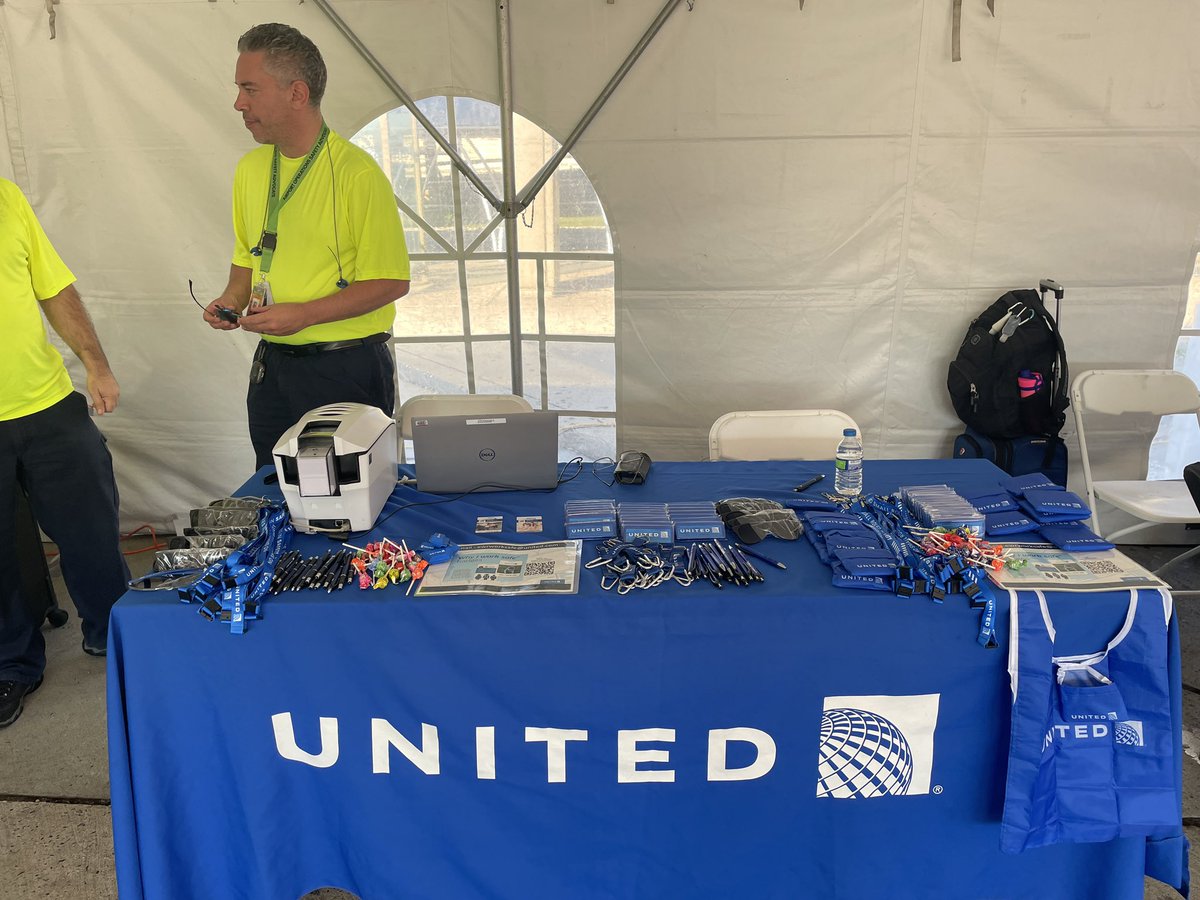 JohnK_UA's tweet image. Rise and shine. #EWRSafetyFair 🦺 and  🍔 🔥 . @EWR_AOsafety1 ready to go with safety swag and #WhyIWorkSafe badges. Come meet the #SafetyAdvocates @DJKinzelman @MikeHannaUAL @kennyjets67 @AOSafetyUAL