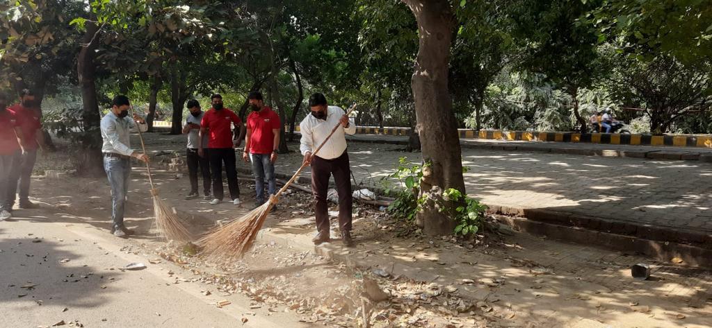 Delighted to join the #SwacchBharatMission, engaging in cleanliness drives at various locations across Delhi. Kudos to our ACTians and sincere thanks to Shri Pukhraj Meena, @dot_delhi_lsa for their active participation in the drive at Okhla Phase-3. @PMOIndia @AshwiniVaishnaw