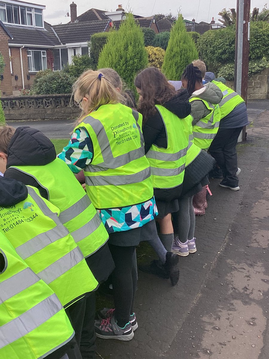 MoorlandsHudds's tweet image. 5S were amazing on our local walk! Miss Stephenson is very proud of you all! We noticed lots of changes over the last 150 year including Sainsbury’s and the M62. #MPSYear5 #MPSGeography