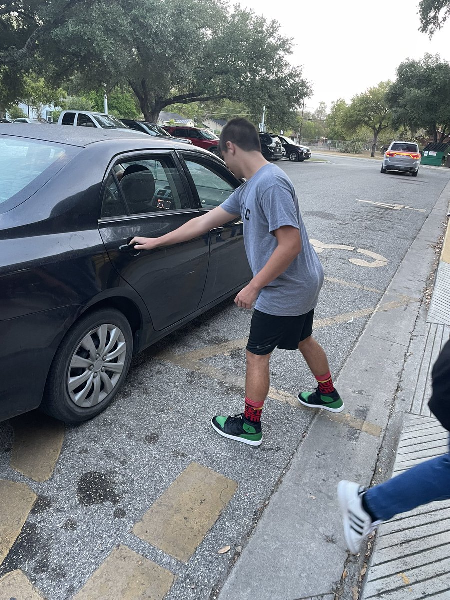 CoachWells_SHS's tweet photo. Seguin XC started our morning off right opening car doors and greeting students at Jefferson Elementary! Let’s go Matadors! 🫶🏼@SeguinISD @SeguinHSTx https://t.co/t3VPpg1241