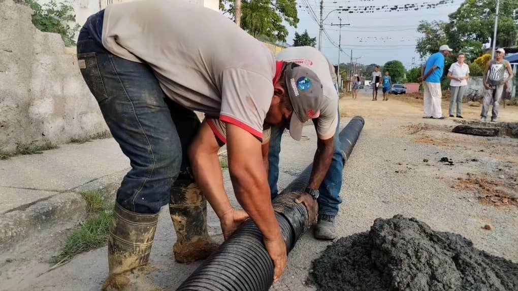 Para optimizar la red de colectores que atiende a 350 familias del sector Morón parte alta en #Higuerote, #Hidrocapital inició los trabajos correctivos necesarios para reemplazar 100 metros de tubería de aguas residuales