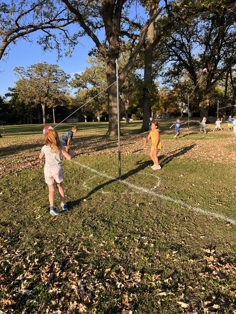 ThorsonDustin's tweet photo. Lincoln students are loving our new tetherball unit! Love bringing back a classic game. @Owatonna761 @OwatonnaLincoln https://t.co/teyIBrSnWR