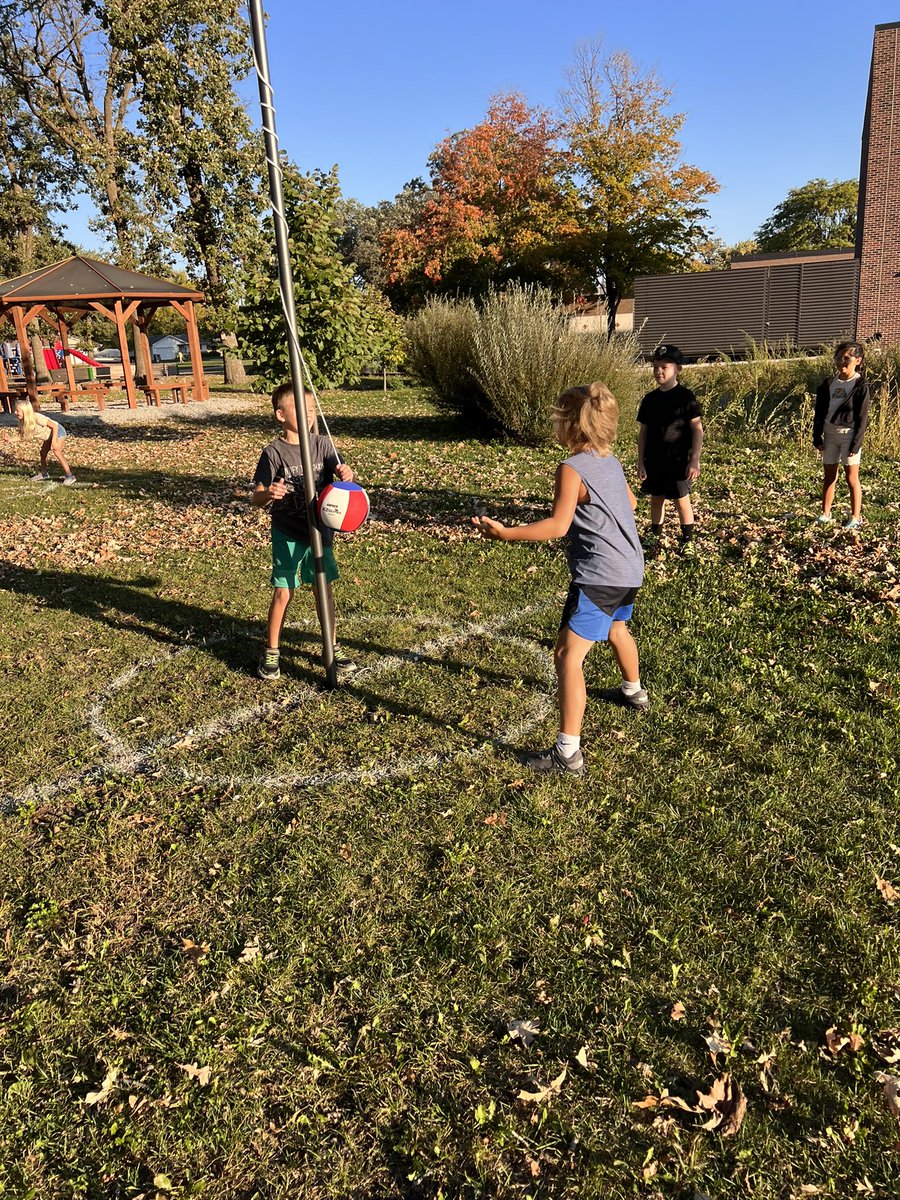 ThorsonDustin's tweet photo. Lincoln students are loving our new tetherball unit! Love bringing back a classic game. @Owatonna761 @OwatonnaLincoln https://t.co/teyIBrSnWR
