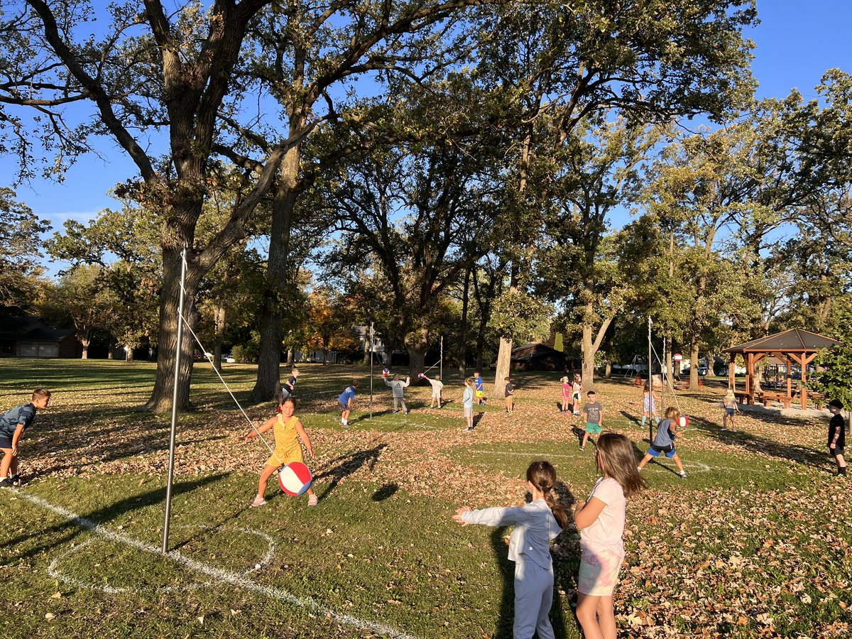 ThorsonDustin's tweet photo. Lincoln students are loving our new tetherball unit! Love bringing back a classic game. @Owatonna761 @OwatonnaLincoln https://t.co/teyIBrSnWR