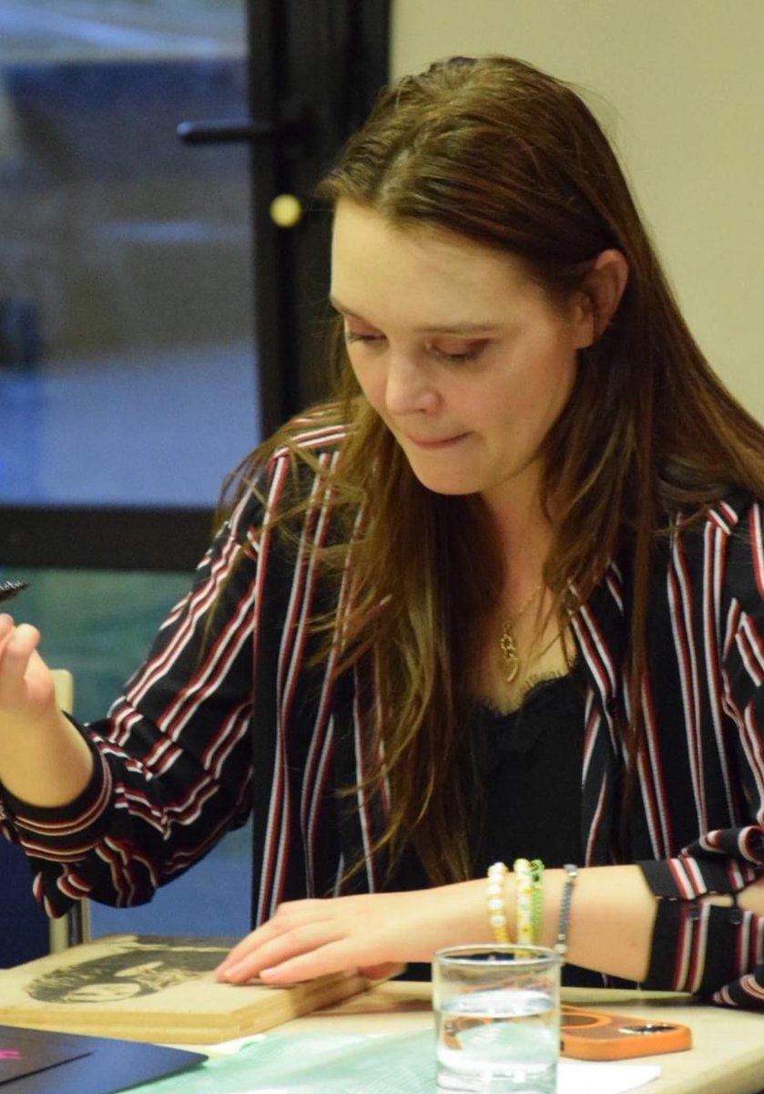 HaughtMess92's tweet photo. Receiving a picture of @JessLauraSutton signing a pyrography piece of her that I did little over a year ago was definitely not on my 2023 bingo card 🫣💜 https://t.co/nE6rG6ekTN