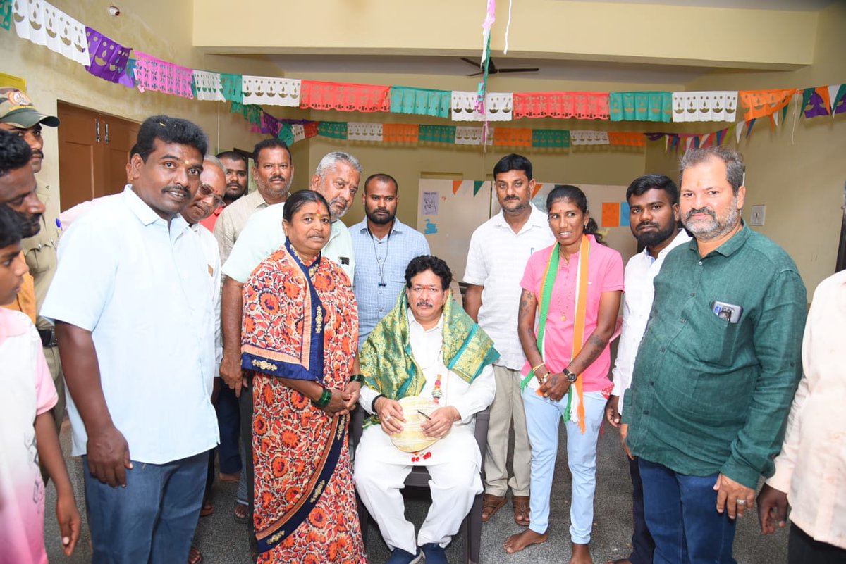 HRGaviappa's tweet image. ದಿನಾಂಕ 03/10/2023 ರಂದು ವಿಜಯನಗರ ಕ್ಷೇತ್ರದ ಕಲಹಳ್ಳಿ ಗ್ರಾಮದಲ್ಲಿ ನೂತನವಾಗಿ ನಿರ್ಮಿಸಿದ ಡಿಜಿಟಲ್ ಲೈಬ್ರರಿ ಉದ್ಘಾಟಿಸಿದ ಶಾಸಕರಾದ ಶ್ರೀ ಹೆಚ್ ಆರ್ ಗವಿಯಪ್ಪ ಅವರು ಗ್ರಾಮಪಂಚಾಯತಿ, ವಿದ್ಯಾರ್ಥಿಗಳಿಗೆ ಜ್ಞಾನಾರ್ಜನೆಗೆ ಹಾಗೂ ಅಧ್ಯಯನಕ್ಕೆ ನೀಡಿದ ಅಭಿವೃದ್ದಗೆ ಶಾಲ್ಗಿಸಿದರು. #vijayanagar #hrgaviyappa #hospet #hampi #bellary