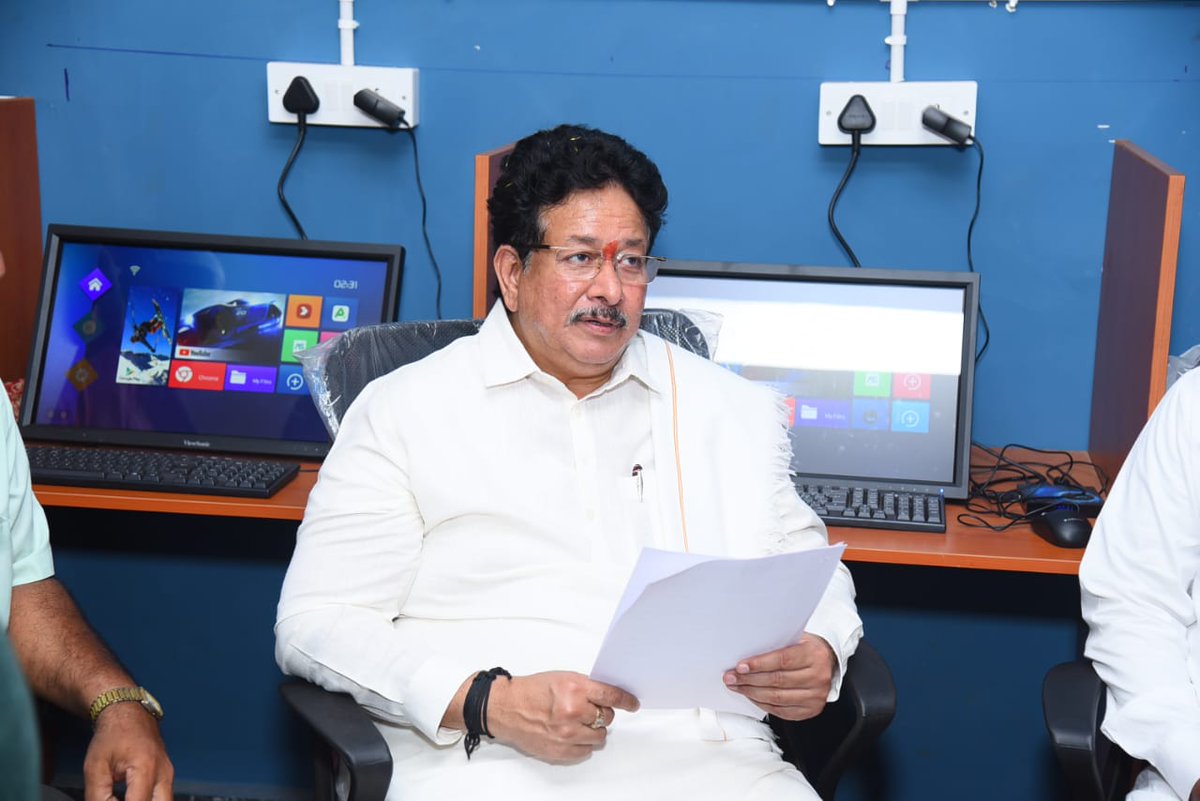 HRGaviappa's tweet image. ದಿನಾಂಕ 03/10/2023 ರಂದು ವಿಜಯನಗರ ಕ್ಷೇತ್ರದ ಕಲಹಳ್ಳಿ ಗ್ರಾಮದಲ್ಲಿ ನೂತನವಾಗಿ ನಿರ್ಮಿಸಿದ ಡಿಜಿಟಲ್ ಲೈಬ್ರರಿ ಉದ್ಘಾಟಿಸಿದ ಶಾಸಕರಾದ ಶ್ರೀ ಹೆಚ್ ಆರ್ ಗವಿಯಪ್ಪ ಅವರು ಗ್ರಾಮಪಂಚಾಯತಿ, ವಿದ್ಯಾರ್ಥಿಗಳಿಗೆ ಜ್ಞಾನಾರ್ಜನೆಗೆ ಹಾಗೂ ಅಧ್ಯಯನಕ್ಕೆ ನೀಡಿದ ಅಭಿವೃದ್ದಗೆ ಶಾಲ್ಗಿಸಿದರು. #vijayanagar #hrgaviyappa #hospet #hampi #bellary